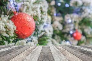 Mesa de madera vacía con árbol de navidad borroso con fondo de luz bokeh foto