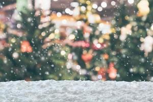 nieve blanca vacía con árbol de navidad borroso con fondo de luz bokeh foto