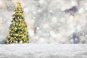 nieve blanca vacía con árbol de navidad borroso con fondo de luz bokeh foto