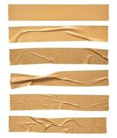Conjunto de cinta de papel adhesivo marrón aislado sobre fondo blanco. foto