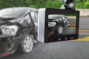 grabadora de video de cámara cctv de coche con accidente de coche en la carretera foto