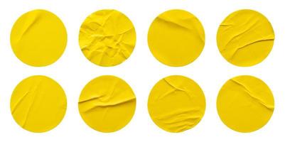 conjunto de etiquetas adhesivas de papel redondas amarillas aisladas sobre fondo blanco foto