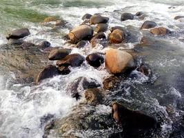 el caudal del río es tranquilo y limpio foto