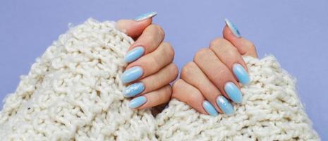 uñas acogedoras con manicura de invierno con copos de nieve foto