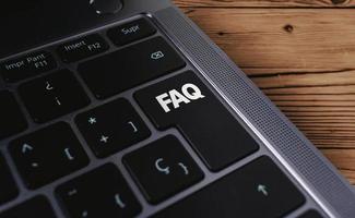 teclado portátil con palabra faq en el botón. concepto de apoyo empresarial. símbolo de preguntas frecuentes. foto
