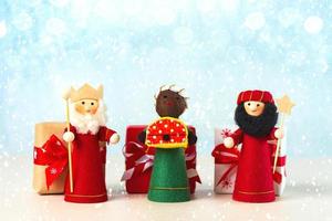 los tres reyes magos con regalos de navidad y copos de nieve. concepto para el día de reyes magos, tres reyes magos foto