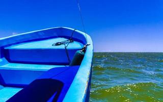 viaje en lancha ferry de lancha rápida de chiquila a holbox méxico. foto