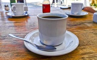 taza de café negro americano en la isla de holbox, méxico. foto