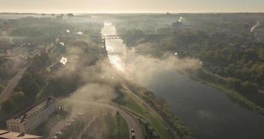 Flug über den Fluss im Morgennebel, Panoramablick auf die Eisenbahnbrücke