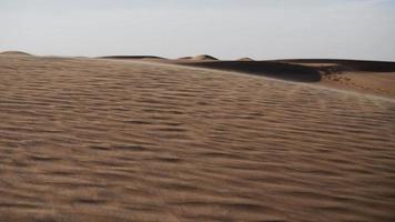 vento colpi sabbia nel lento movimento, deserto paesaggio, dune, duna, mezzo est, dubai, Emirati Arabi Uniti video