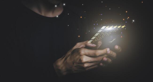 las mujeres de negocios presionan a mano el teléfono inteligente y dan un símbolo de cinco estrellas del concepto de producto y servicio, experiencia de servicio al cliente, aumento, calificación y encuesta de satisfacción comercial. foto