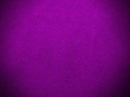 textura de tela de terciopelo violeta utilizada como fondo. fondo de tela púrpura vacío de material textil suave y liso. hay espacio para el texto. foto