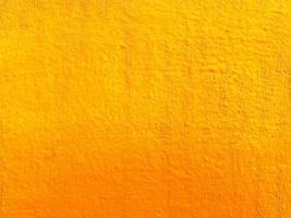 textura sin fisuras de la antigua muralla de cemento amarillo una superficie rugosa, con espacio para texto, para un fondo. foto