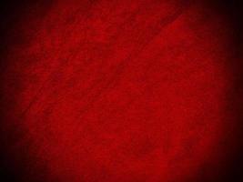 textura de tela de terciopelo rojo oscuro utilizada como fondo. fondo de tela rojo oscuro vacío de material textil suave y liso. hay espacio para el texto.. foto