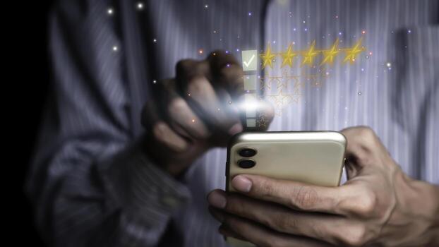 las mujeres de negocios presionan a mano el teléfono inteligente y dan un símbolo de cinco estrellas del concepto de producto y servicio, experiencia de servicio al cliente, aumento, calificación y encuesta de satisfacción comercial. foto