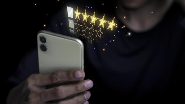 las mujeres de negocios presionan a mano el teléfono inteligente y dan un símbolo de cinco estrellas del concepto de producto y servicio, experiencia de servicio al cliente, aumento, calificación y encuesta de satisfacción comercial. foto