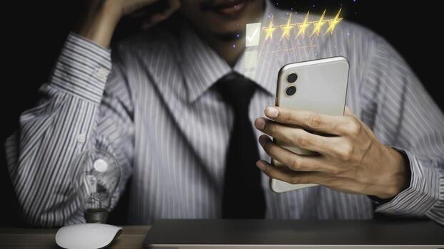 las mujeres de negocios presionan a mano el teléfono inteligente y dan un símbolo de cinco estrellas del concepto de producto y servicio, experiencia de servicio al cliente, aumento, calificación y encuesta de satisfacción comercial. foto