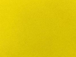 textura de tela de terciopelo amarillo utilizada como fondo. fondo de tela amarilla vacía de material textil suave y liso. hay espacio para el texto.. foto