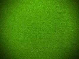 textura de tela de terciopelo verde utilizada como fondo. fondo de tela verde vacío de material textil suave y liso. hay espacio para el texto. foto