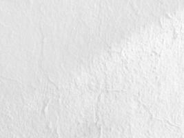 textura transparente de pared de cemento blanco una superficie áspera de pintura desconchada, con espacio para texto, para un fondo. foto