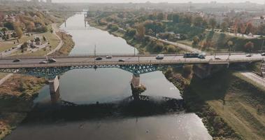 aereo Visualizza su pesante traffico su un' ponte con un' largo corsia multipla strada attraverso un' largo fiume video