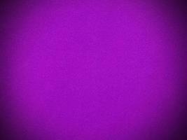 textura de tela de terciopelo morado oscuro utilizada como fondo. fondo de tela púrpura vacío de material textil suave y liso. hay espacio para el texto.... foto