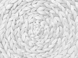 textura de estera de mesa de paja natural trenzada redonda como fondo blanco. Fotograma completo de patrón de paja bien tejido. Con espacio para texto, para un fondo. foto