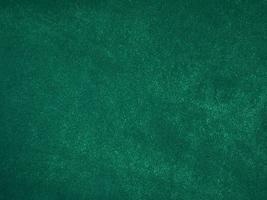 textura de tela de terciopelo verde oscuro utilizada como fondo. fondo de tela verde vacío de material textil suave y liso. hay espacio para el texto... foto