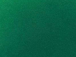 textura de tela de terciopelo verde oscuro utilizada como fondo. fondo de tela verde vacío de material textil suave y liso. hay espacio para el texto... foto