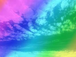 el cielo del arco iris sobre un fondo multicolor utilícelo como fondo o papel tapiz o utilícelo para trabajos de diseño gráfico. hay espacio para escribir un mensaje. foto