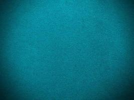 textura de tela de terciopelo azul claro utilizada como fondo. fondo de tela azul claro vacío de material textil suave y liso. hay espacio para el texto.. foto