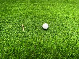 pelota de golf de cerca sobre hierba verde en un hermoso paisaje borroso de fondo de golf.concepto de deporte internacional que se basa en habilidades de precisión para la relajación de la salud. foto