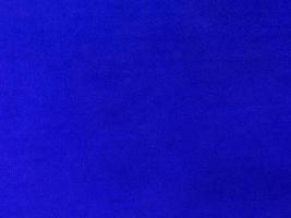 textura de tela de terciopelo azul utilizada como fondo. fondo de tela azul vacío de material textil suave y liso. hay espacio para el texto. foto