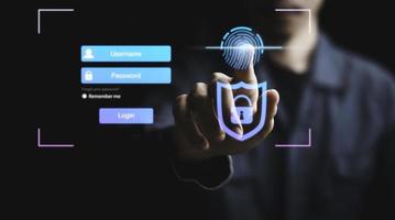 persona que toca proteger la información personal mediante el escaneo de huellas dactilares, transacciones financieras en línea, acceso seguro a redes informáticas y sistemas digitales. seguridad cibernética de protección de datos del cliente. foto