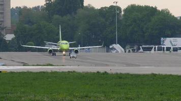 almaty, kazakistan 4 maggio 2019 - embraer erj 10 s7 in rullaggio prima della partenza, aeroporto internazionale di almaty, kazakistan video