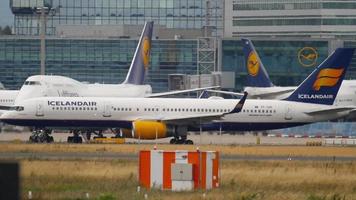 frankfurt am main, alemania 20 de julio de 2017 - lufthansa boeing 747 y icelandair boeing 757 tf isr cerca de la posición de inicio en la pista 25c. fraport, frankfurt, alemania video