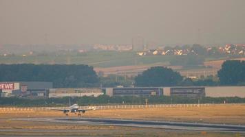 frankfurt am main, alemania 19 de julio de 2017 - lufthansa airbus 320 aterrizando en 07l. fraport, frankfurt, alemania video