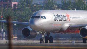 phuket, Thailand december 3, 2016 - jetstar luchtbus 320 9v jsp draaien naar landingsbaan voordat vertrek Bij phuket luchthaven. regenachtig weer video