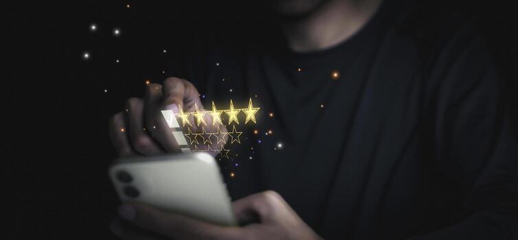 las mujeres de negocios presionan a mano el teléfono inteligente y dan un símbolo de cinco estrellas del concepto de producto y servicio, experiencia de servicio al cliente, aumento, calificación y encuesta de satisfacción comercial. foto