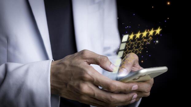 las mujeres de negocios presionan a mano el teléfono inteligente y dan un símbolo de cinco estrellas del concepto de producto y servicio, experiencia de servicio al cliente, aumento, calificación y encuesta de satisfacción comercial. foto