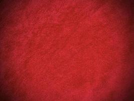 textura de tela de terciopelo rojo oscuro utilizada como fondo. fondo de tela rojo oscuro vacío de material textil suave y liso. hay espacio para el texto. foto