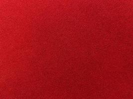 textura de tela de terciopelo rojo oscuro utilizada como fondo. fondo de tela roja vacía de material textil suave y liso. hay espacio para texto. año nuevo chino, san valentín foto