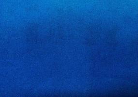 textura de tela de terciopelo azul utilizada como fondo. fondo de tela azul vacío de material textil suave y liso. hay espacio para el texto. foto