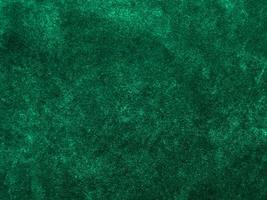 textura de tela de terciopelo verde oscuro utilizada como fondo. fondo de tela verde vacío de material textil suave y liso. hay espacio para el texto... foto