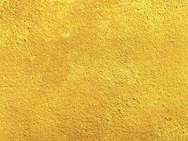 textura sin fisuras de la antigua muralla de cemento amarillo una superficie rugosa, con espacio para texto, para un fondo. foto