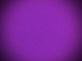 fieltro púrpura suave material textil áspero textura de fondo de cerca, mesa de póquer, pelota de tenis, mantel. fondo de tela púrpura vacío. foto