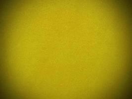 textura de tela de terciopelo amarillo utilizada como fondo. fondo de tela amarilla vacía de material textil suave y liso. hay espacio para el texto... foto