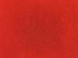 textura de tela de terciopelo rojo utilizada como fondo. fondo de tela roja vacía de material textil suave y liso. hay espacio para el texto.
