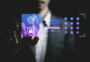 persona que toca proteger la información personal mediante el escaneo de huellas dactilares, transacciones financieras en línea, acceso seguro a redes informáticas y sistemas digitales. seguridad cibernética de protección de datos del cliente. foto