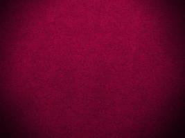 textura de tela de terciopelo magenta utilizada como fondo. fondo de tela magenta vacío de material textil suave y liso. hay espacio para el texto. foto